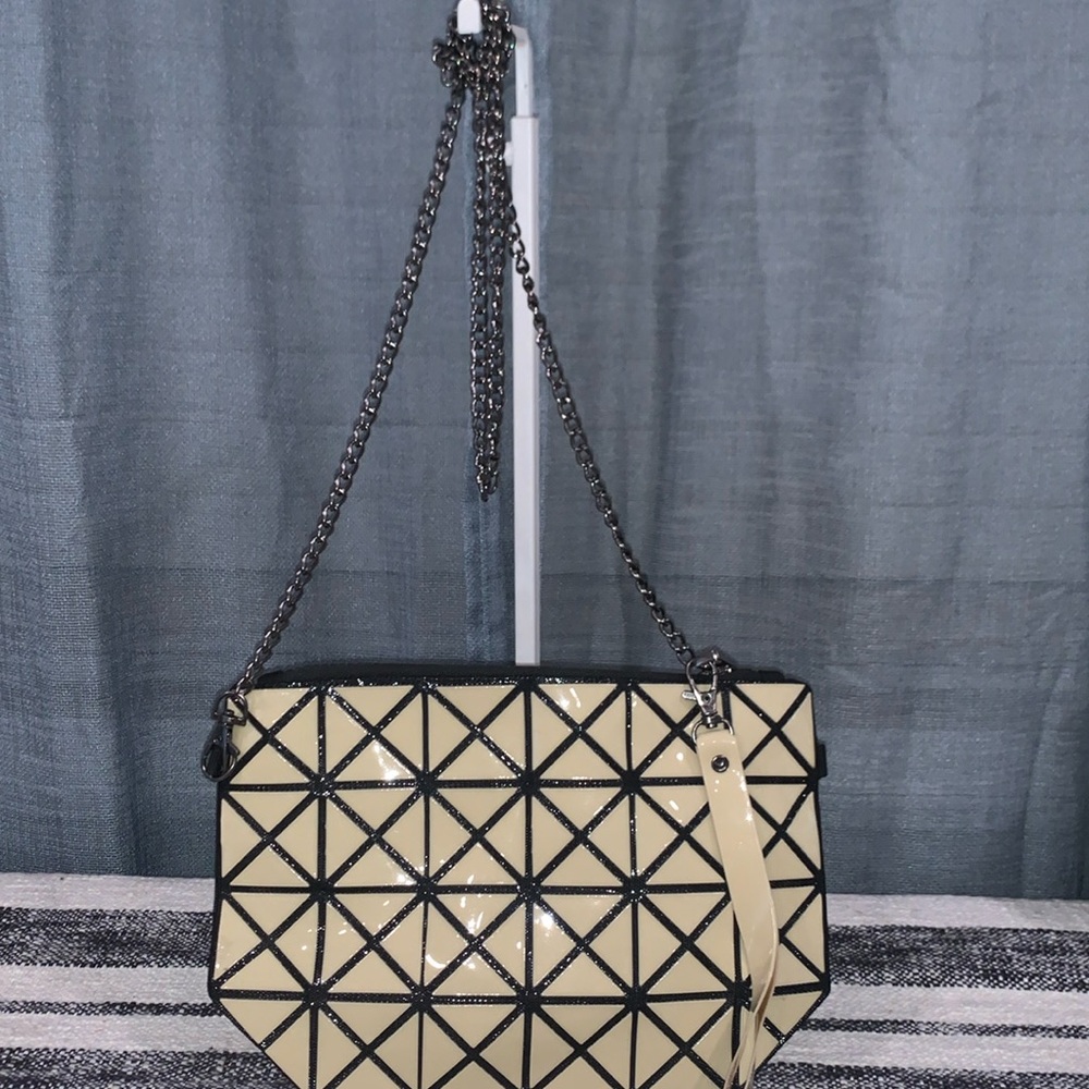 Geometric sling bag (unbranded) open to offers🌸